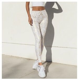 Astoria Activewear Women's White Snake Print Leggings. NWT.